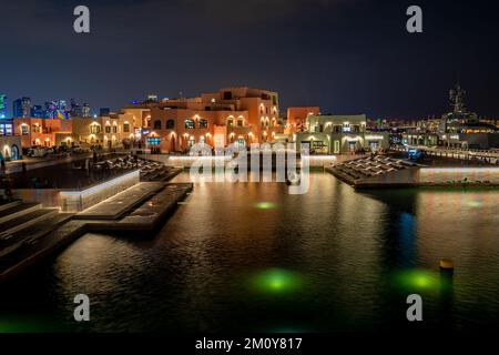 Il vecchio porto di Doha è stato risviluppato nel quartiere di Mina, Box Park, Qatar Foto Stock