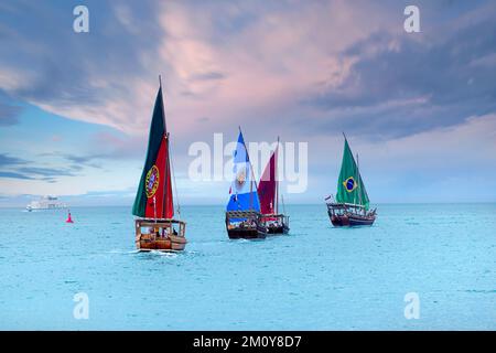 Doha, Qatar - 06 dicembre 2022: Dhow Boat a Corniche Beach Doha con la bandiera delle squadre di calcio. Coppa del mondo FIFA Qatar 2022 Foto Stock