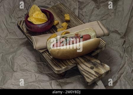 Hot dog con patatine di salsa e patatine di mais. Foto Stock
