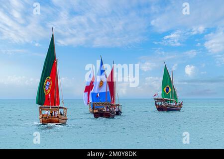 Doha, Qatar - 06 dicembre 2022: Dhow Boat a Corniche Beach Doha con la bandiera delle squadre di calcio. Coppa del mondo FIFA Qatar 2022 Foto Stock