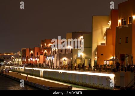 Il vecchio porto di Doha è stato risviluppato nel quartiere di Mina, Box Park, Qatar Foto Stock