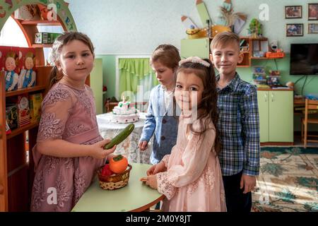 i bambini cucinano cibo dai giocattoli Foto Stock