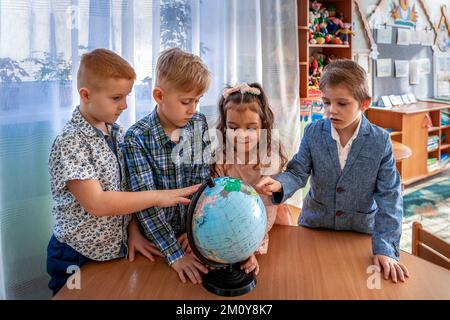 i bambini esplorano il mondo Foto Stock