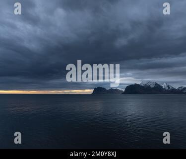 Nuvole scure sulle acque di Nappstraumen, Isole Lofoten, Norvegia Foto Stock