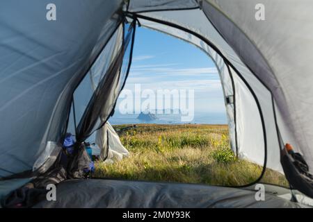 Vista dalla tenda su Hellsegga, Isole Lofoten, Norvegia Foto Stock