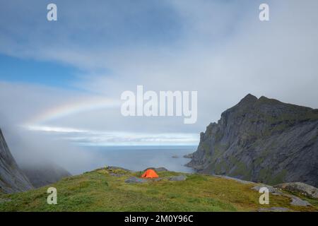 Campeggio selvaggio sopra la spiaggia di Bunes, Isole Lofoten, Norvegia Foto Stock