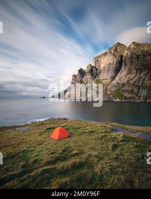 Campeggio con tenda selvaggia alla spiaggia di Bunes, Isole Lofoten, Norvegia Foto Stock