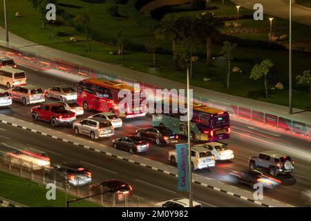 Splendida vista aerea di al Rayyan Road Doha, Doha Traffic FIFA autobus sulle strade. Messa a fuoco selettiva Foto Stock