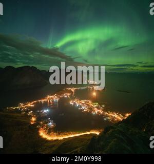 Aurora boreale su Reine da Reinebringen, Isole Lofoten, Norvegia Foto Stock