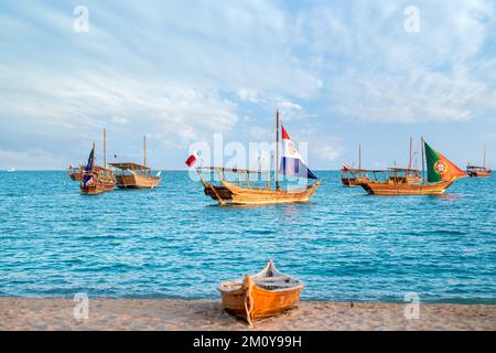 Tradizionale Dhow Festival a Katara con Coppa del mondo FIFA Qatar. Nave da dhow bandiera del Portogallo e del Costa Rica Foto Stock