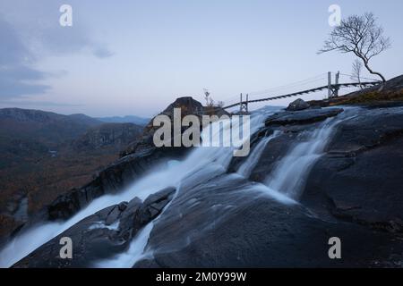 Cascata che scorre dal lago di Litlvervatnet, parco nazionale di Rago, Norvegia Foto Stock