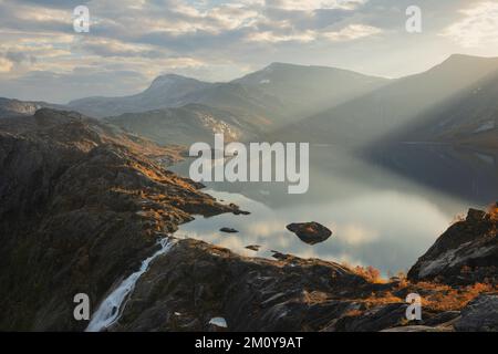 Cascata che scorre dal lago di Litlvervatnet, parco nazionale di Rago, Norvegia Foto Stock