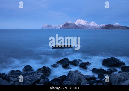 Dicembre notte polare attraverso Nappstaumen, Isole Lofoten, Norvegia Foto Stock