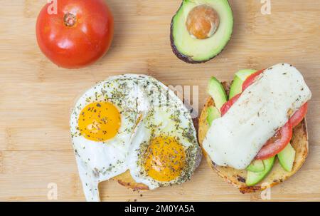 Aggiungere il panino con bagel tostato con uova e verdure Foto Stock