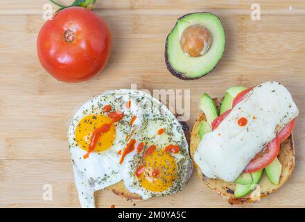 Aggiungere il panino con bagel tostato con uova e verdure Foto Stock