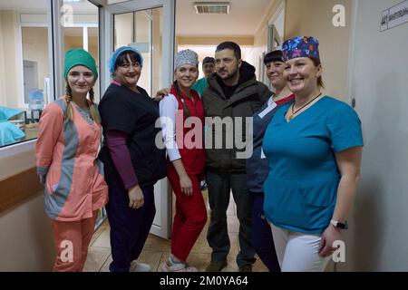 Kharkiv, Ucraina. 06th Dec, 2022. Il presidente ucraino Volodymyr Zelenskyy, centro, si pone per una foto con i medici da combattimento durante una visita ad un ospedale militare in prima linea il giorno delle forze armate dell'Ucraina, 6 dicembre 2022 a Kharkiv, Ucraina. Credit: Presidenza Ucraina/Ufficio stampa presidenziale Ucraina/Alamy Live News Foto Stock