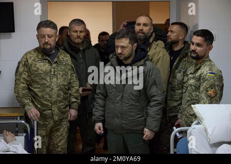 Kharkiv, Ucraina. 06th Dec, 2022. Il presidente ucraino Volodymyr Zelenskyy, centro, visite con i soldati feriti durante una visita ad un ospedale militare il giorno delle forze armate dell'Ucraina, 6 dicembre 2022 a Kharkiv, Ucraina. Zelenskyy ha consegnato premi statali ai soldati feriti e ai medici da combattimento. Credit: Presidenza Ucraina/Ufficio stampa presidenziale Ucraina/Alamy Live News Foto Stock