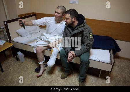 Kharkiv, Ucraina. 06th Dec, 2022. Il presidente ucraino Volodymyr Zelenskyy, a destra, prende un selfie con un soldato ferito durante una visita in un ospedale militare il giorno delle forze armate dell'Ucraina, 6 dicembre 2022 a Kharkiv, Ucraina. Zelenskyy ha consegnato premi statali ai soldati feriti e ai medici da combattimento. Credit: Presidenza Ucraina/Ufficio stampa presidenziale Ucraina/Alamy Live News Foto Stock