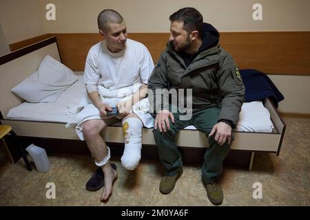 Kharkiv, Ucraina. 06th Dec, 2022. Il presidente ucraino Volodymyr Zelenskyy, a destra, chiacchiera con un soldato ferito durante una visita in un ospedale militare il giorno delle forze armate dell'Ucraina, 6 dicembre 2022 a Kharkiv, Ucraina. Zelenskyy ha consegnato premi statali ai soldati feriti e ai medici da combattimento. Credit: Presidenza Ucraina/Ufficio stampa presidenziale Ucraina/Alamy Live News Foto Stock