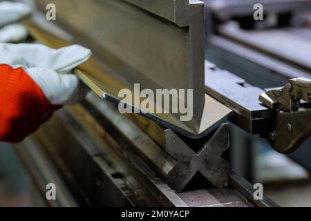 La piegatura delle piastre metalliche su è progettata per macchine speciali per la piegatura Foto Stock