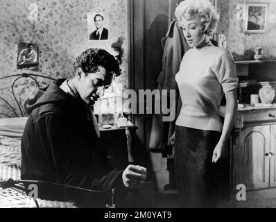 Frankie Vaughan, Carole Lesley, on-set of the British Film, 'Dangerous Youth', titolo originale: 'Questi anni pericolosi', Associated British-Pathe, Warner Bros., 1957 Foto Stock