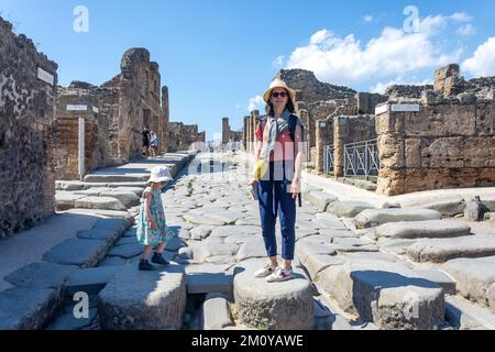 Via dell'Abbondanza (strada principale), Antica Città di Pompei, Pompei, Città Metropolitana di Napoli, Regione Campania, Italia Foto Stock