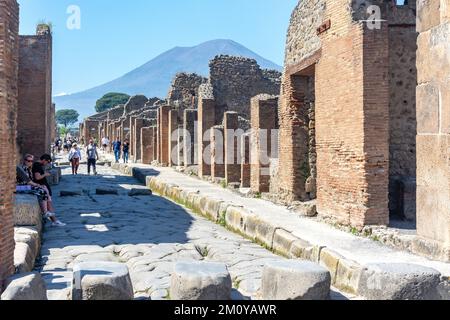 Via dell'Abbondanza (strada principale) e Monte Vesuvio, Antica Città di Pompei, Pompei, Città Metropolitana di Napoli, Regione Campania, Italia Foto Stock