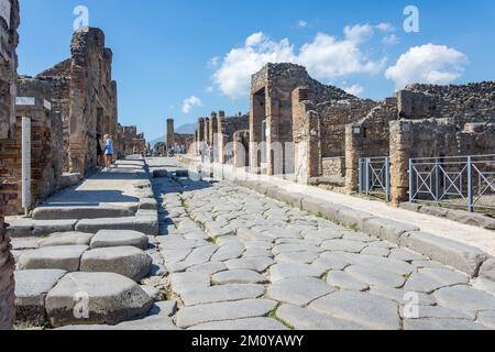Via dell'Abbondanza (strada principale), Antica Città di Pompei, Pompei, Città Metropolitana di Napoli, Regione Campania, Italia Foto Stock