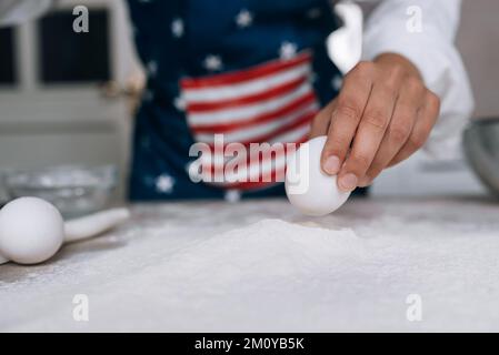 Ragazza pasticciere tenendo l'uovo di pollo in mano Foto Stock