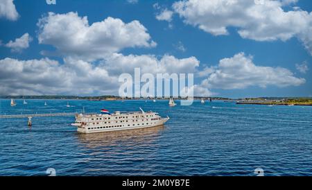 Piccola nave da crociera in barca a vela da Portland Foto Stock