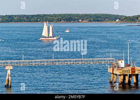 Sialboat oltrepassa il ponte pedonale Foto Stock