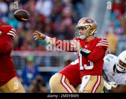 Santa Clara, Stati Uniti. 04th Dec, 2022. San Francisco 49ers' Brock Purdy (13) lancia contro i Miami Dolphins nel secondo trimestre presso il Levi's Stadium di Santa Clara, California, domenica 4 dicembre 2022. (Foto di Nhat V. Meyer/Bay Area News Group/TNS/Sipa USA) Credit: Sipa USA/Alamy Live News Foto Stock