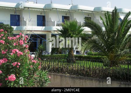 Grecja Greece Griechenland; bungalow per le vacanze sul Golfo di Corinto; Ferienbungalow am Golf von Korinth; bungalow de vacciones en el Golfo de Corinto Foto Stock