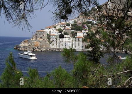 Hydra, Idra, Ύδρα, Grecja, Grecia, Griechenland; incantevole baia, città su una collina e un pendio; Charmante Bucht, Stadt auf einem Hügel und Abhang; 迷人的海灣，山坡上的 Foto Stock