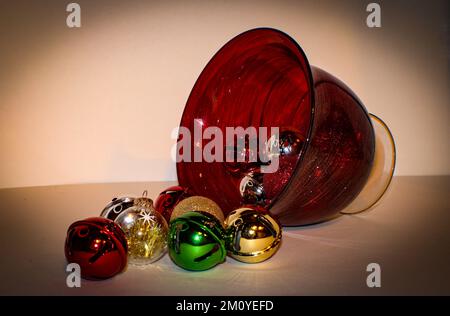 Capovolto sopra la ciotola delle sfere e delle campane di Natale Foto Stock