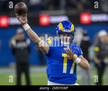 Inglewood, Stati Uniti. 08th Dec, 2022. Baker Mayfield, recentemente acquisito, si scalda prima della partita dei Rams contro i Las Vegas Raiders al SoFi Stadium di Inglewood, California, giovedì 8 dicembre 2022. Foto di Mike Goulding/UPI Credit: UPI/Alamy Live News Foto Stock