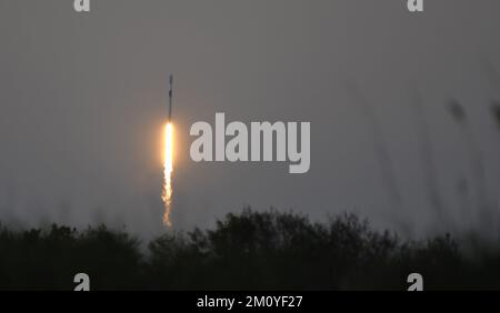 Cape Canaveral, Stati Uniti. 08th Dec, 2022. Un razzo SpaceX Falcon 9 viene lanciato dal pad 39A al Kennedy Space Center come visto dal Jetty Park a Cape Canaveral. Il razzo metterà in orbita 40 satelliti di comunicazione Internet a banda larga per OneWeb. Credit: SOPA Images Limited/Alamy Live News Foto Stock