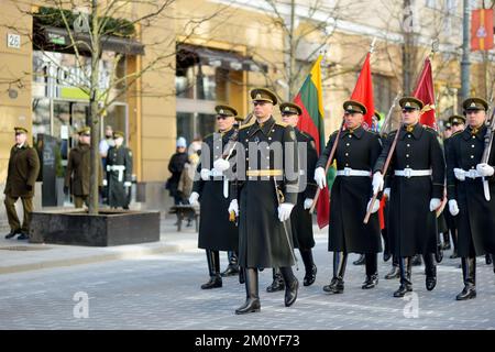 VILNIUS, LITUANIA - 11 MARZO 2022: Sfilata festosa in cui la Lituania ha segnato il 32th° anniversario del suo ripristino dell'indipendenza. Partecipanti alla parata carr Foto Stock