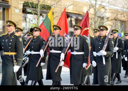 VILNIUS, LITUANIA - 11 MARZO 2022: Sfilata festosa in cui la Lituania ha segnato il 32th° anniversario del suo ripristino dell'indipendenza. Partecipanti alla parata carr Foto Stock