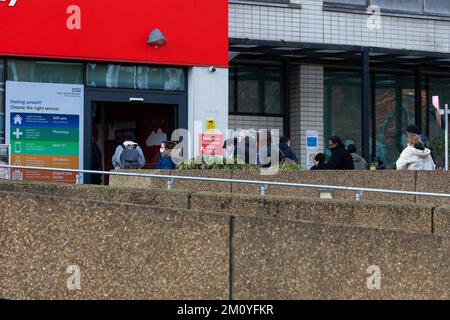 Londra, Regno Unito. 07th Dec, 2022. Le persone fanno la coda fuori dal reparto di emergenza e incidenti del St Thomas' Hospital. Più di 10.000 membri del personale dell'ambulanza dell'NHS provenienti da nove società ospedaliere dell'NHS in Inghilterra e Galles saranno presenti il 21 dicembre in una disputa sulla retribuzione, ha annunciato il sindacato GMB. (Foto di Tejas Sandhu/SOPA Images/Sipa USA) Credit: Sipa USA/Alamy Live News Foto Stock