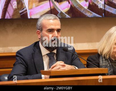 Roma, Italia. 07th Dec, 2022. Dario Parrini, membro del Senato alla conferenza, ha affermato che dobbiamo unire le forze per proteggere i diritti umani e la libertà in tutto il mondo. Dobbiamo offrire la nostra solidarietà al popolo iraniano. Legislatori italiani che sostengono la rivolta nazionale iraniana e la resistenza iraniana in una conferenza al Senato italiano. Credit: SOPA Images Limited/Alamy Live News Foto Stock