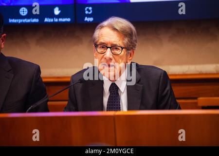 Roma, Italia. 07th Dec, 2022. Giulio terzi, Presidente degli Affari europei del Senato italiano durante la conferenza, ha detto che condividiamo tutti l'obiettivo della libertà e della democrazia†in Iran. Sosteniamo le persone che si trovano nelle strade dell'Iran. Abbiamo visto molte vittime. Sosteniamo questo movimento, che lotta per la dignità umana. Legislatori italiani che sostengono la rivolta nazionale iraniana e la resistenza iraniana in una conferenza al Senato italiano. Credit: SOPA Images Limited/Alamy Live News Foto Stock