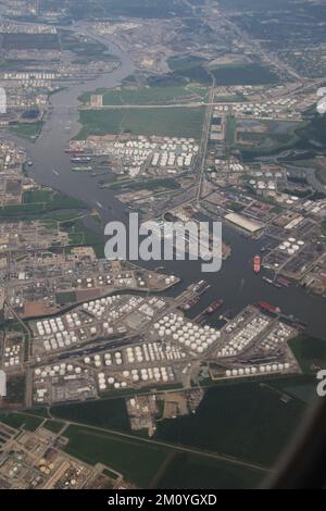 Vista aerea del canale navale di Houston con infrastrutture per il petrolio e il gas Foto Stock