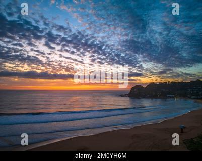 Alba aerea sul mare con nuvole medie che si estendono attraverso il cielo a Avoca Beach sulla costa centrale, NSW, Australia. Foto Stock