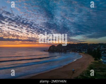 Alba aerea sul mare con nuvole medie che si estendono attraverso il cielo a Avoca Beach sulla costa centrale, NSW, Australia. Foto Stock