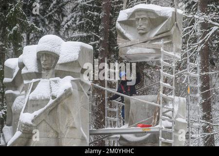 Vilnius, Lituania, 6th dicembre 2022, i lavoratori smantellano il monumento dei soldati dell'esercito rosso sovietico nel cimitero di Antakalnis a Vilnius. Il memoriale, costruito nel 1984, fu dedicato ai soldati dell'Armata Rossa che morirono durante la liberazione di Vilnius dagli invasori nazisti durante la seconda guerra mondiale. Il 6th dicembre 2022 è iniziato lo smantellamento del monumento nonostante le misure provvisorie imposte dal Comitato per i diritti umani delle Nazioni Unite dopo una petizione firmata da pochi "etnia russa”. L'ambasciata russa in Lituania ha definito la rimozione del monumento una "beffa barbarica” e ha chiamato "per valutare questo de Foto Stock