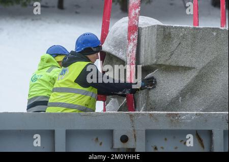 Vilnius, Lituania, 6th dicembre 2022, i lavoratori smantellano il monumento dei soldati dell'esercito rosso sovietico nel cimitero di Antakalnis a Vilnius. Il memoriale, costruito nel 1984, fu dedicato ai soldati dell'Armata Rossa che morirono durante la liberazione di Vilnius dagli invasori nazisti durante la seconda guerra mondiale. Il 6th dicembre 2022 è iniziato lo smantellamento del monumento nonostante le misure provvisorie imposte dal Comitato per i diritti umani delle Nazioni Unite dopo una petizione firmata da pochi "etnia russa”. L'ambasciata russa in Lituania ha definito la rimozione del monumento una "beffa barbarica” e ha chiamato "per valutare questo de Foto Stock