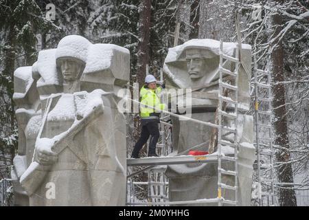 Vilnius, Lituania, 6th dicembre 2022, i lavoratori smantellano il monumento dei soldati dell'esercito rosso sovietico nel cimitero di Antakalnis a Vilnius. Il memoriale, costruito nel 1984, fu dedicato ai soldati dell'Armata Rossa che morirono durante la liberazione di Vilnius dagli invasori nazisti durante la seconda guerra mondiale. Il 6th dicembre 2022 è iniziato lo smantellamento del monumento nonostante le misure provvisorie imposte dal Comitato per i diritti umani delle Nazioni Unite dopo una petizione firmata da pochi "etnia russa”. L'ambasciata russa in Lituania ha definito la rimozione del monumento una "beffa barbarica” e ha chiamato "per valutare questo de Foto Stock