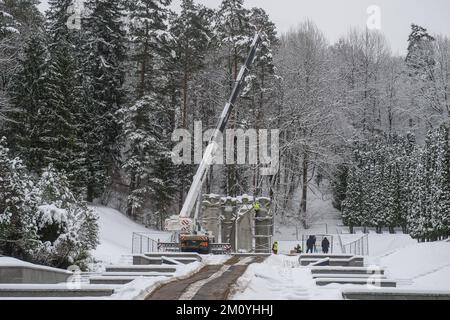 Vilnius, Lituania, 6th dicembre 2022, i lavoratori smantellano il monumento dei soldati dell'esercito rosso sovietico nel cimitero di Antakalnis a Vilnius. Il memoriale, costruito nel 1984, fu dedicato ai soldati dell'Armata Rossa che morirono durante la liberazione di Vilnius dagli invasori nazisti durante la seconda guerra mondiale. Il 6th dicembre 2022 è iniziato lo smantellamento del monumento nonostante le misure provvisorie imposte dal Comitato per i diritti umani delle Nazioni Unite dopo una petizione firmata da pochi "etnia russa”. L'ambasciata russa in Lituania ha definito la rimozione del monumento una "beffa barbarica” e ha chiamato "per valutare questo de Foto Stock