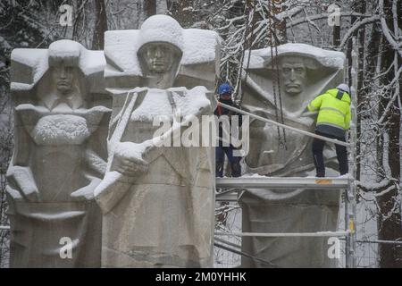 Vilnius, Lituania, 6th dicembre 2022, i lavoratori smantellano il monumento dei soldati dell'esercito rosso sovietico nel cimitero di Antakalnis a Vilnius. Il memoriale, costruito nel 1984, fu dedicato ai soldati dell'Armata Rossa che morirono durante la liberazione di Vilnius dagli invasori nazisti durante la seconda guerra mondiale. Il 6th dicembre 2022 è iniziato lo smantellamento del monumento nonostante le misure provvisorie imposte dal Comitato per i diritti umani delle Nazioni Unite dopo una petizione firmata da pochi "etnia russa”. L'ambasciata russa in Lituania ha definito la rimozione del monumento una "beffa barbarica” e ha chiamato "per valutare questo de Foto Stock